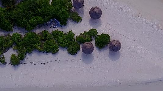 从热带旅游海滩航行的航空旅游由蓝海和干净的沙质背景组成视频的预览图
