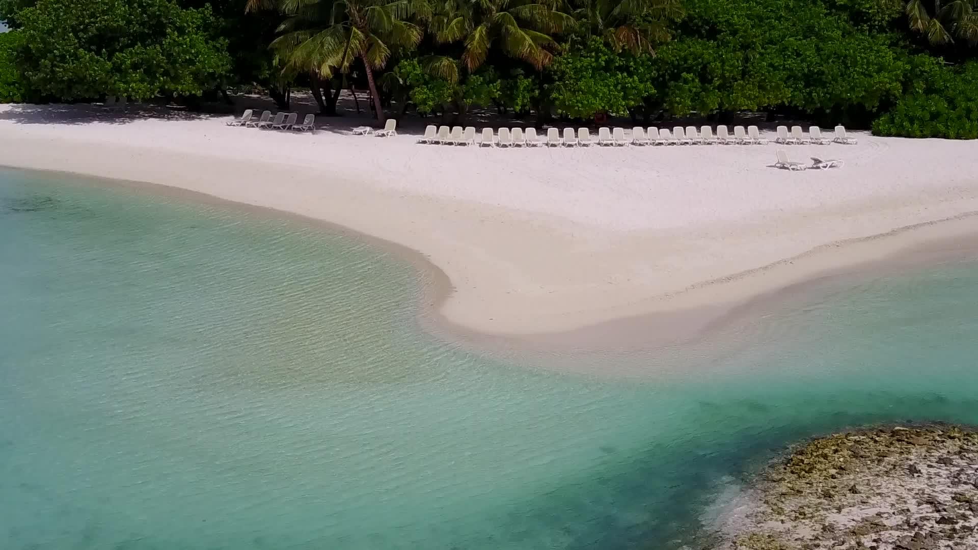 白沙背景蓝绿色泻湖田园诗岛海滩度假无人机空中海景视频的预览图