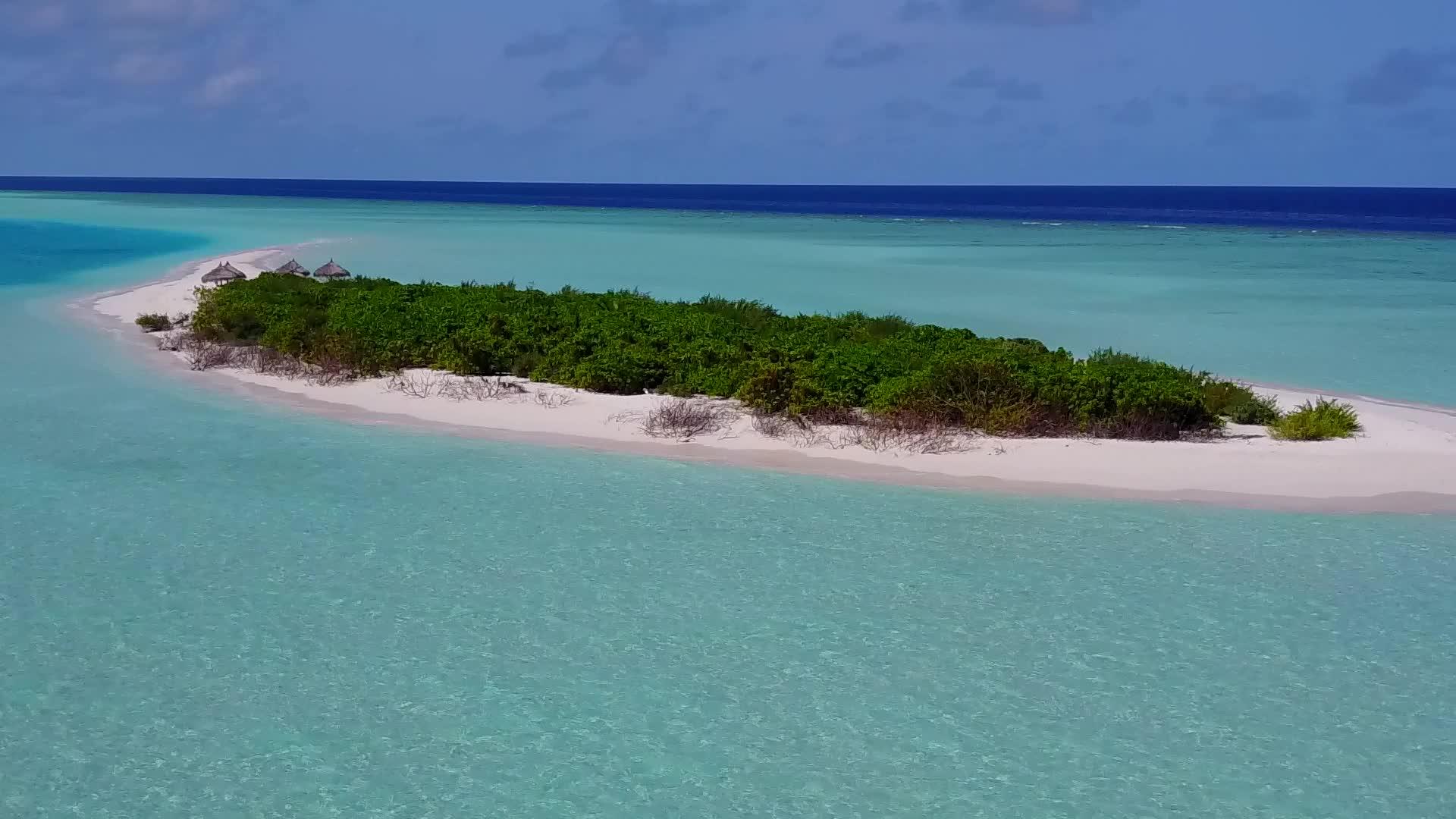 在美丽的度假海滩航程的背景下水蓝色水亮沙视频的预览图