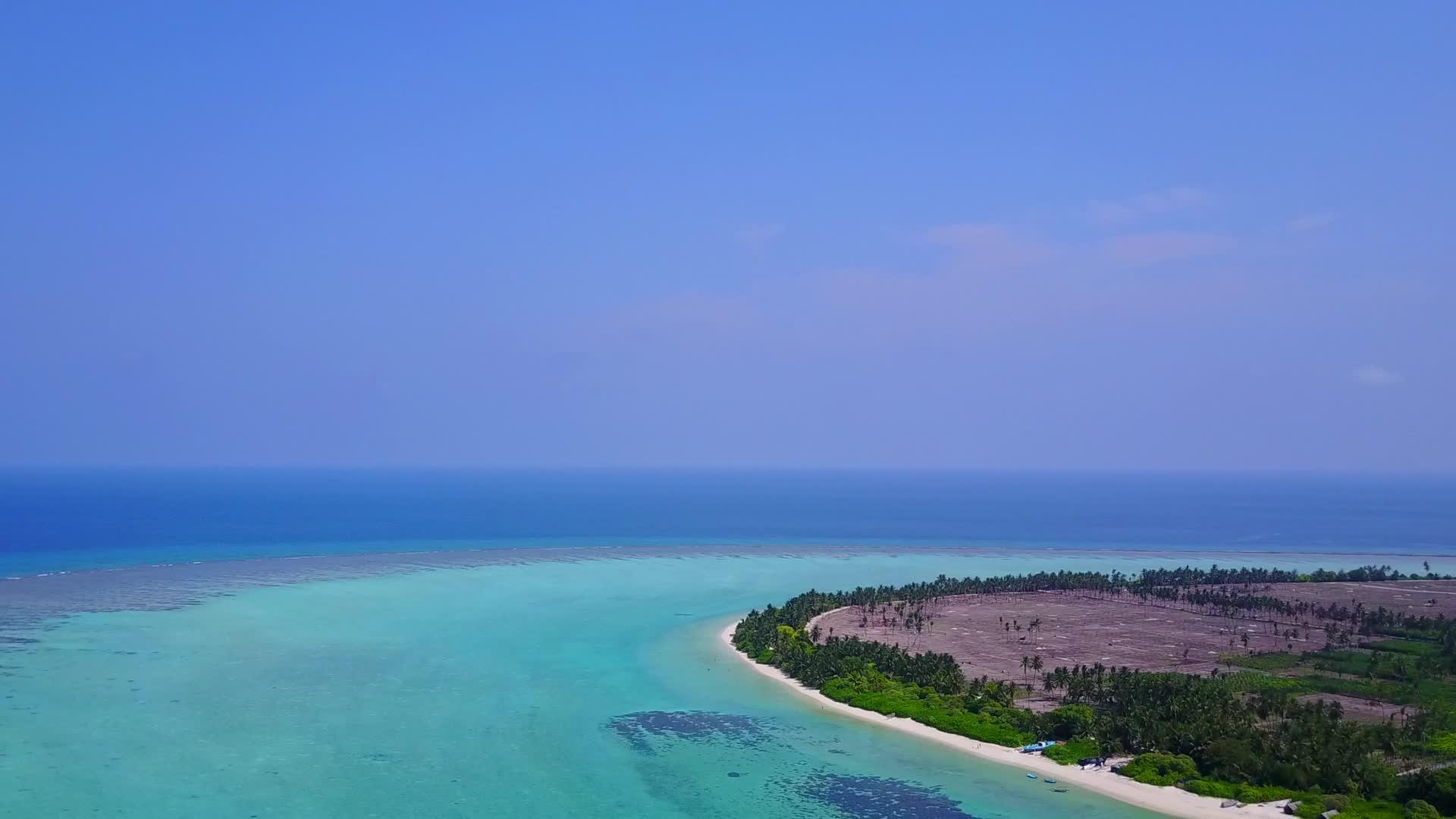 在浅海白沙的背景下美丽的海滩航程无人机航拍视频的预览图