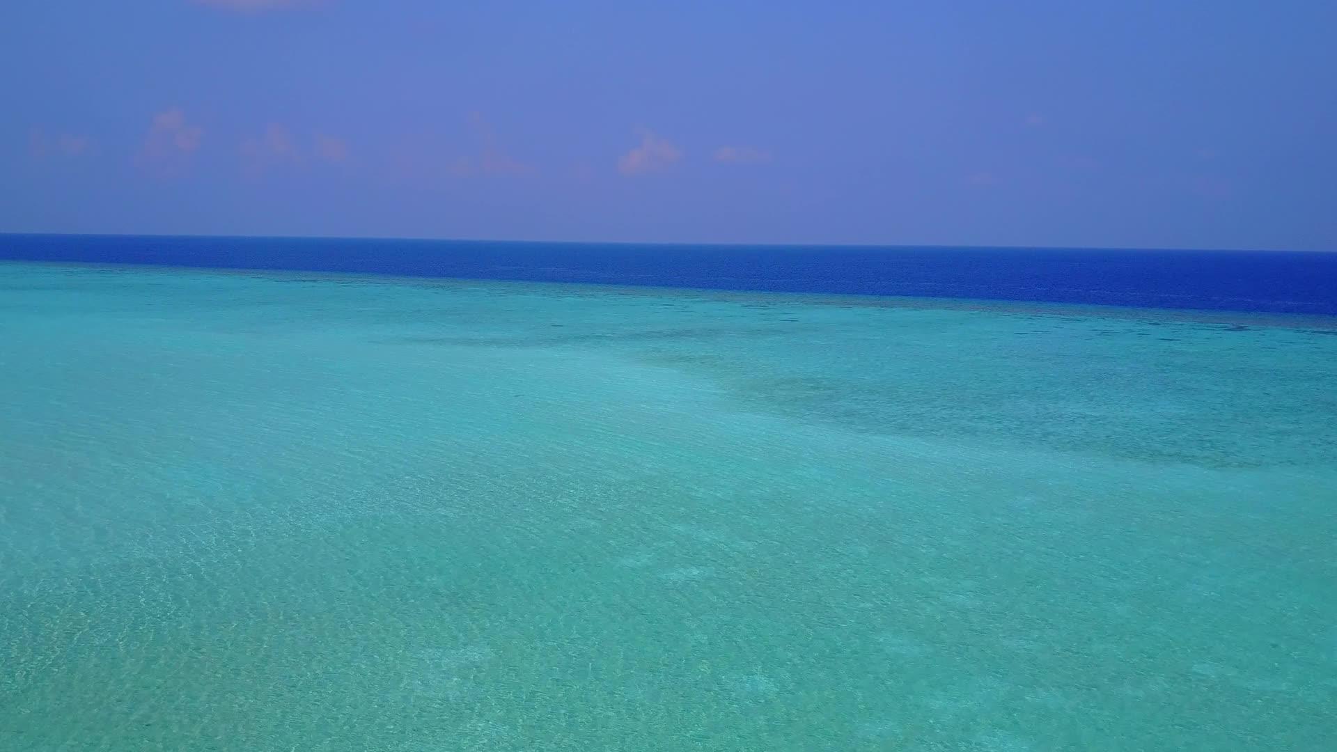 以蓝海和白色沙底蓝海为例视频的预览图