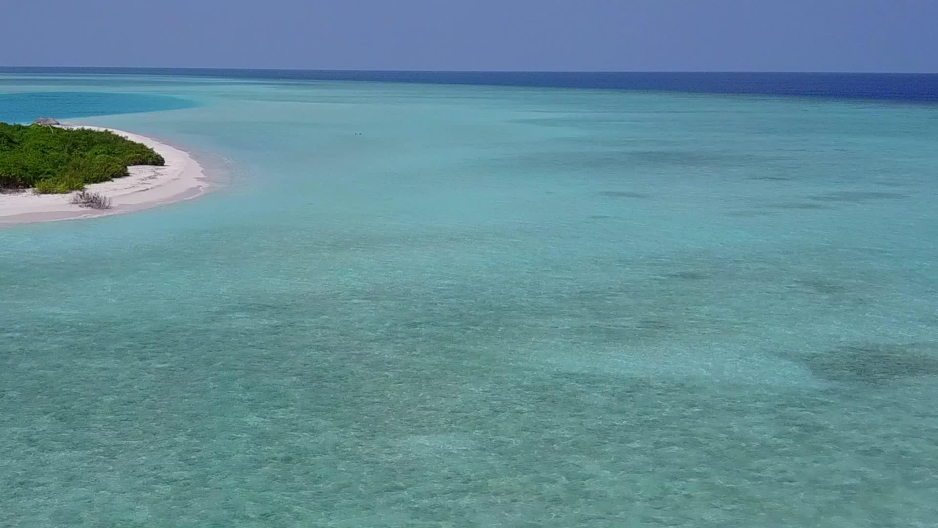 以白沙为背景的清水景的清水为航程的空中景象视频的预览图