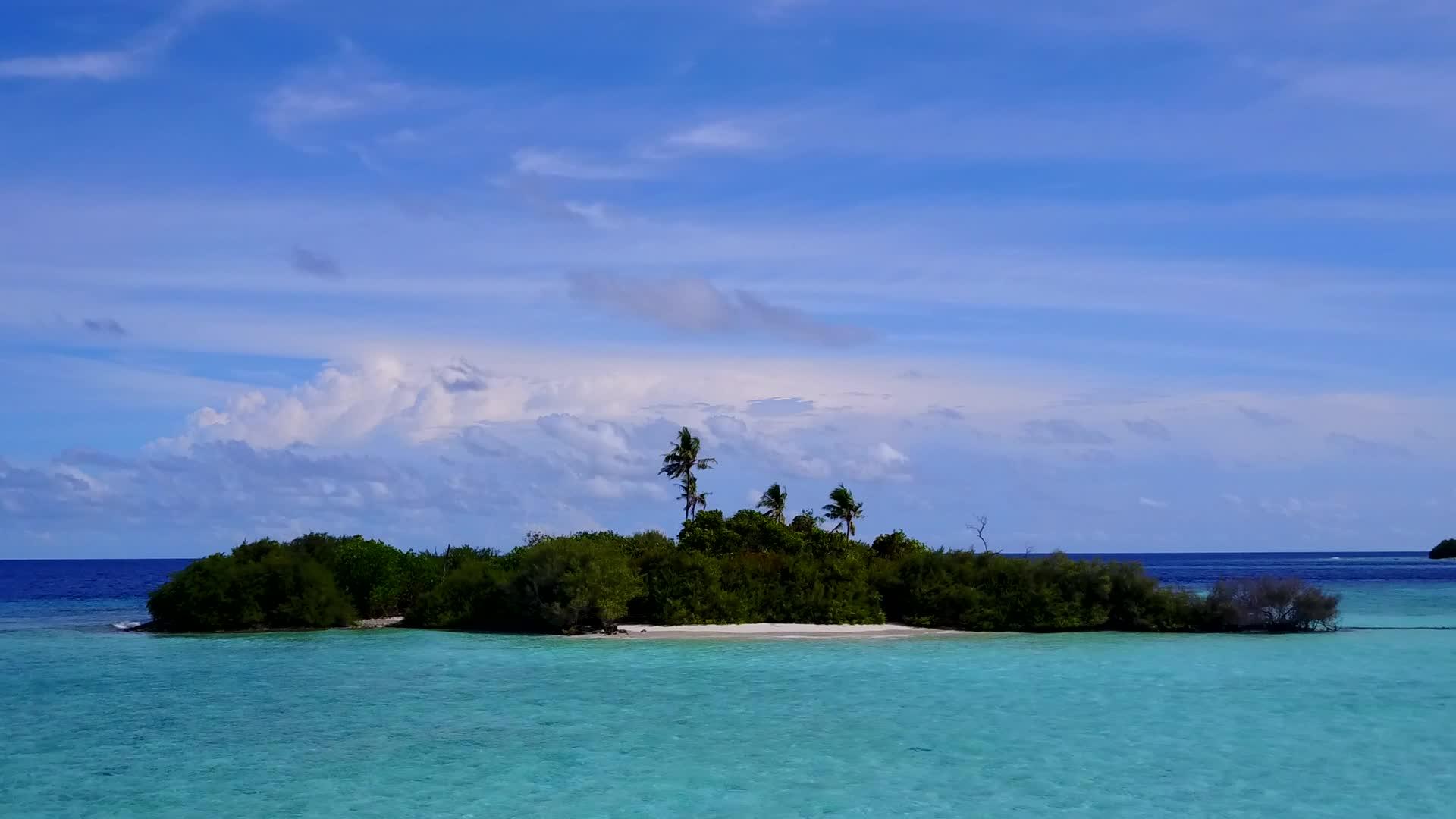 白沙背景蓝色泻湖美丽旅游海滩之旅无人机空中性质视频的预览图