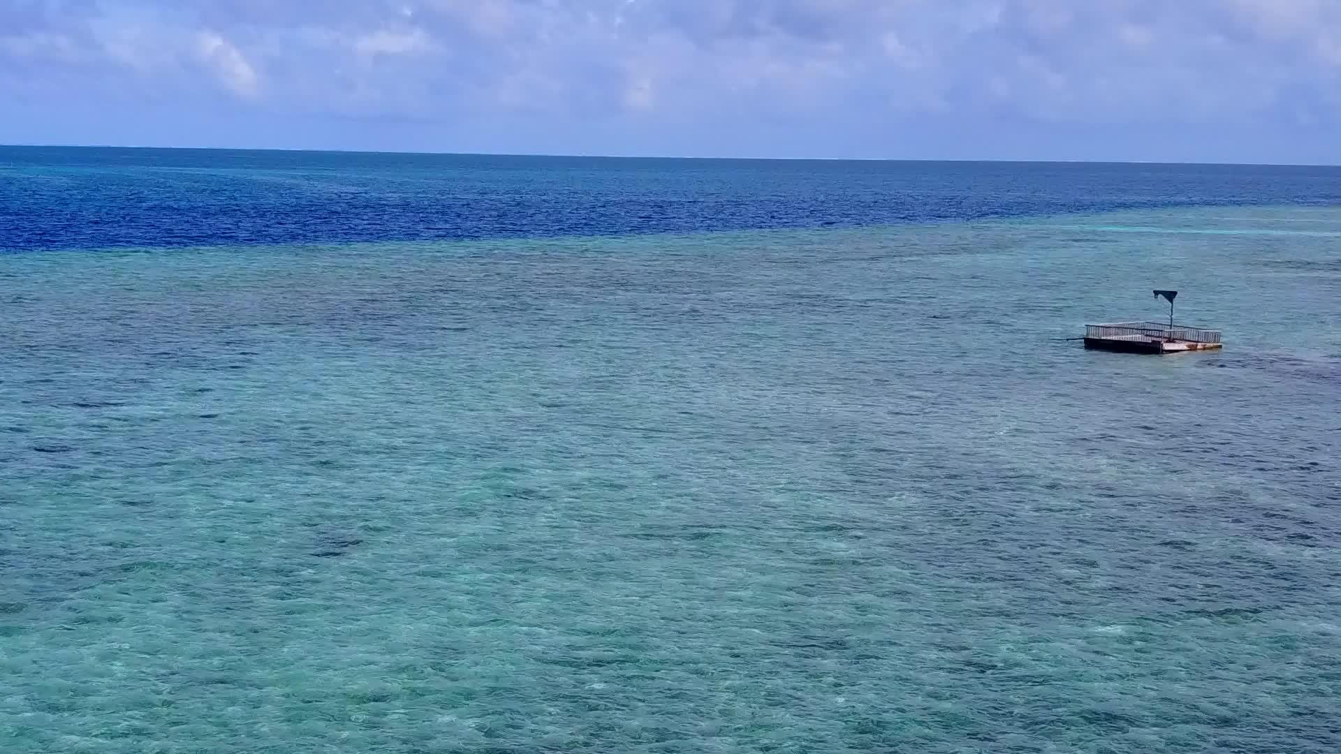 天堂海路以透明的海洋和白沙为背景观察海滩之旅视频的预览图