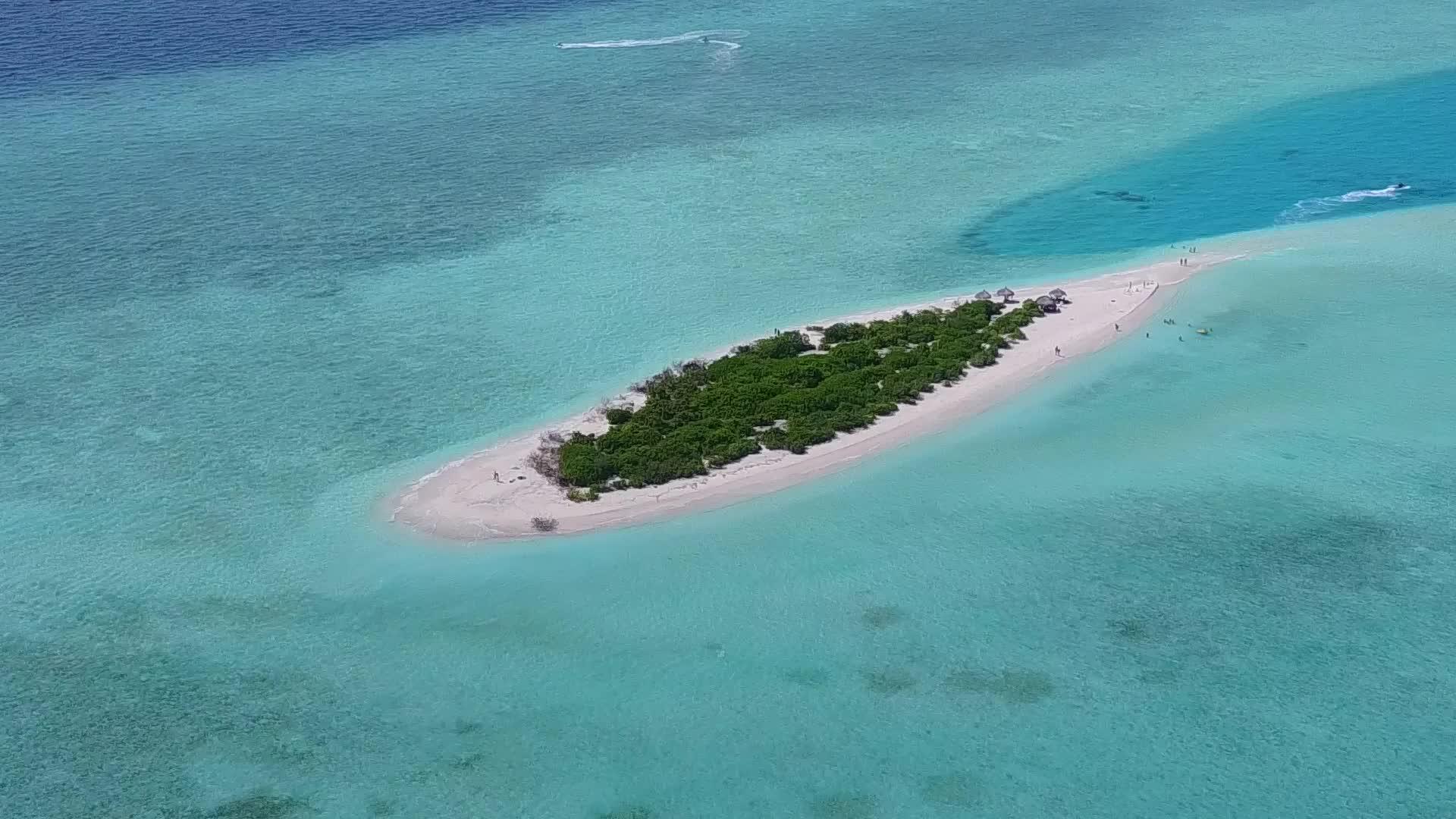 清澈的海洋和宁静的岛屿的白色海滩视频的预览图