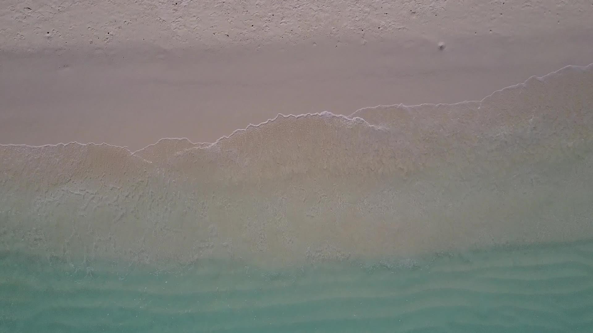 在水蓝色泻湖和白色海滩的背景下放松海滩度假的无人机视频的预览图