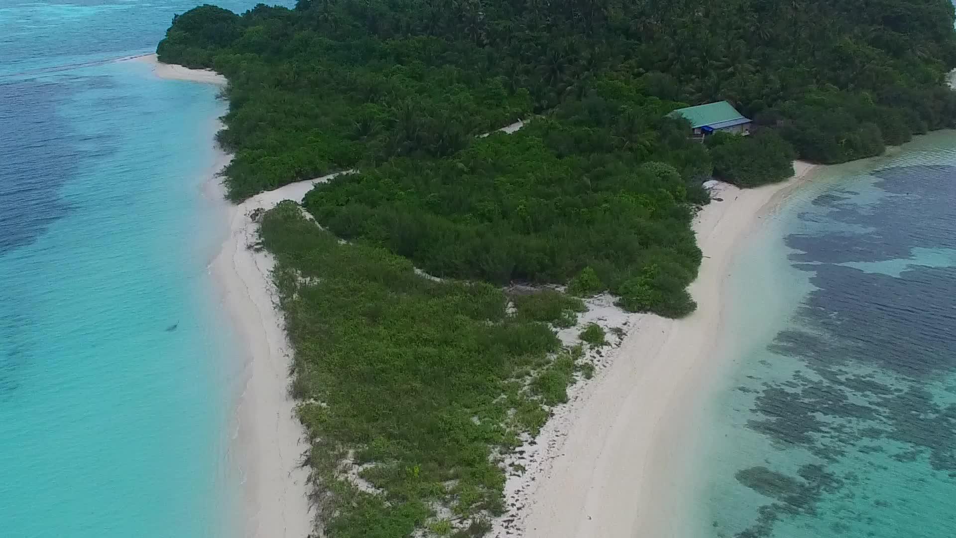 在绿松石水和白沙的背景下完美的无人机空中景观在海湾海滩上航行视频的预览图
