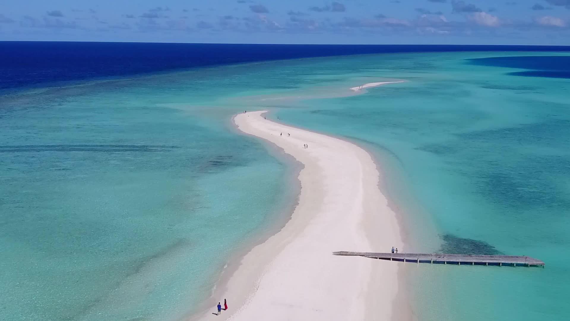 美丽的环礁湖海滩冒险空中旅行由白沙底蓝水进行视频的预览图