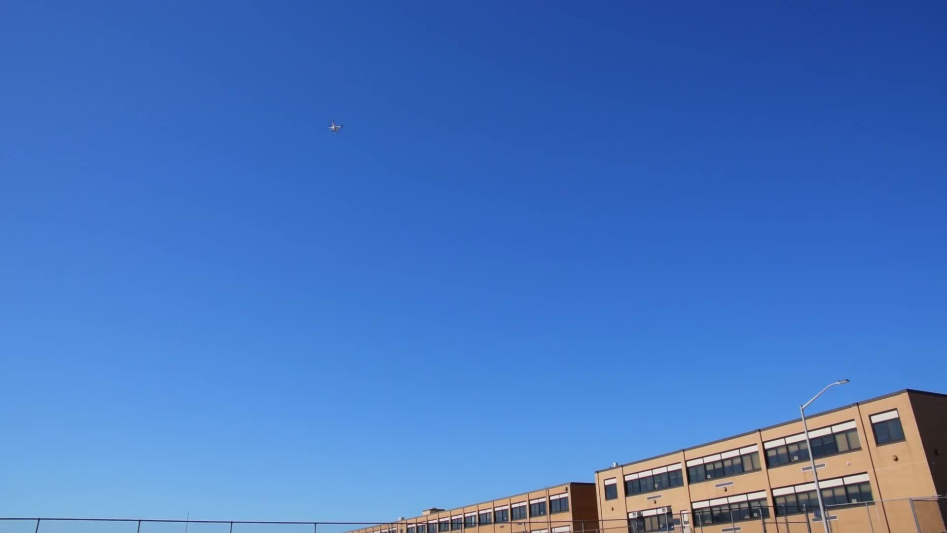 无人驾驶飞机在阳光明媚的无云太阳下飞行视频的预览图