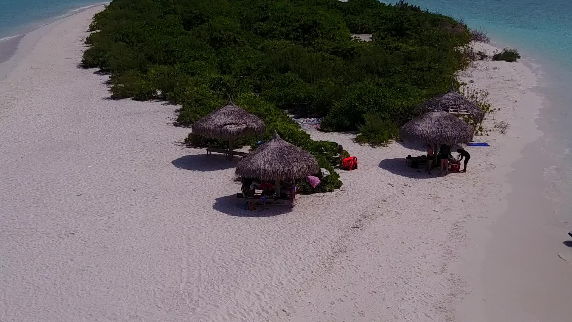 在透明泻湖和干净沙质的背景下空中无人机在美丽的度假海滩度假视频的预览图