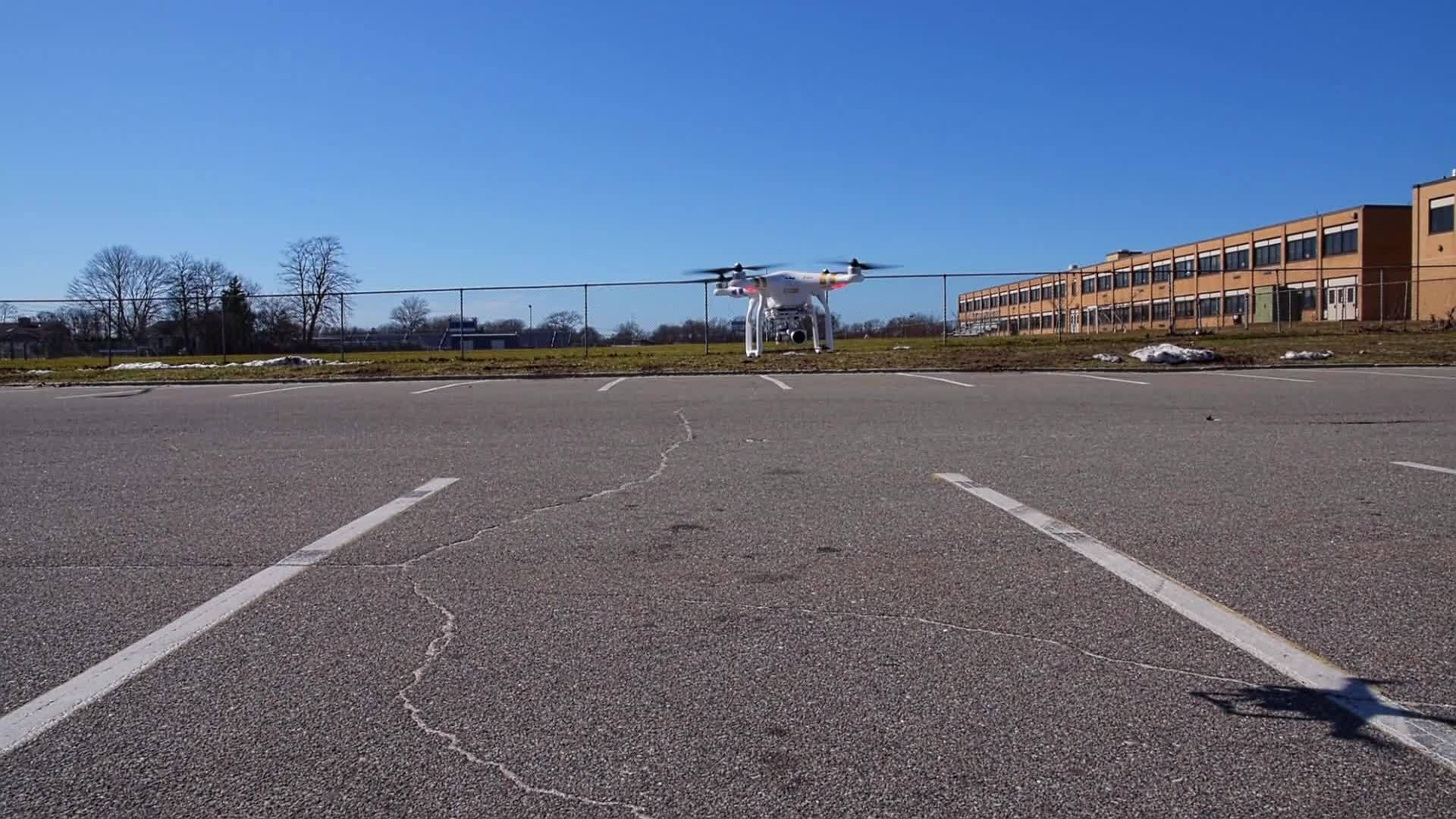 无人驾驶飞机降落在阳光明媚的无云日视频的预览图