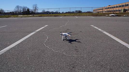 无人驾驶飞机在阳光明媚的无云天空起飞视频的预览图