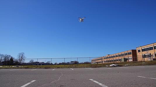 无人驾驶飞机在阳光明媚的无云日下飞行和降落视频的预览图