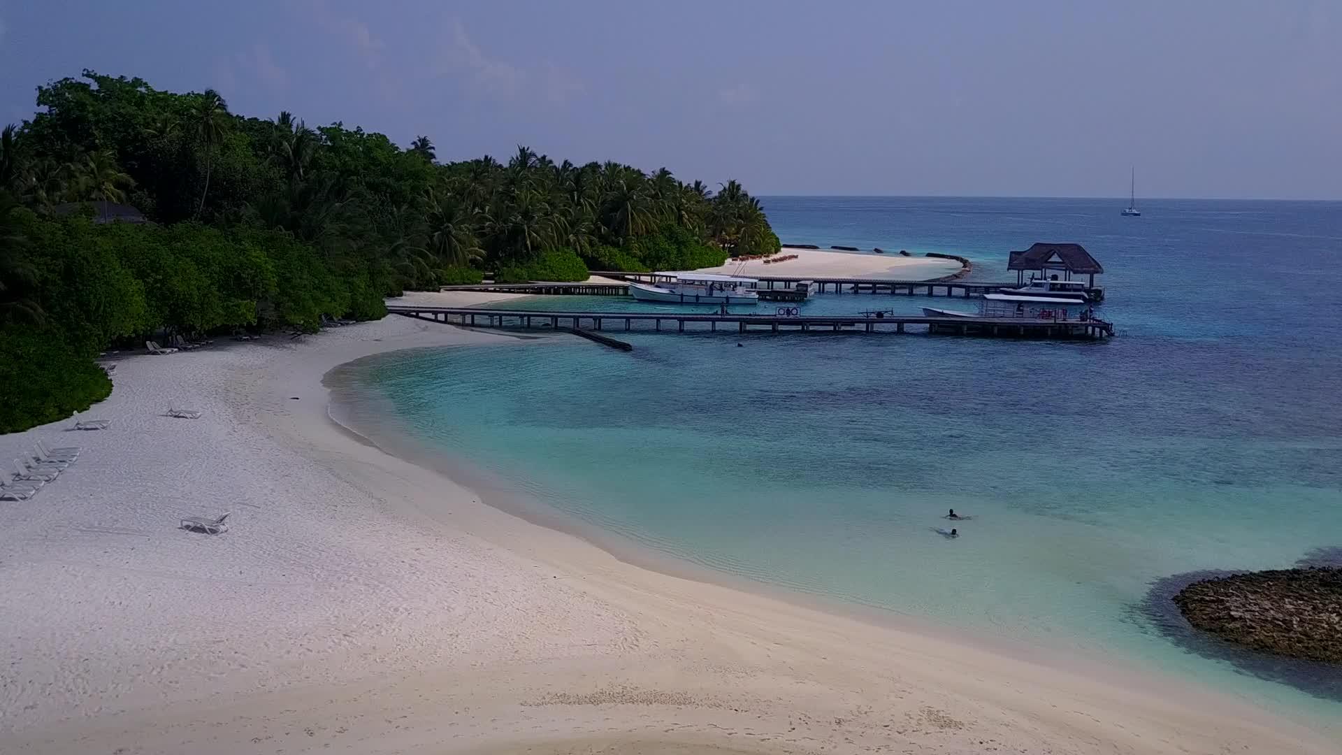 罕见的环礁湖海滩度假活动以蓝绿色海洋和浅沙为背景在空中有空气视频的预览图