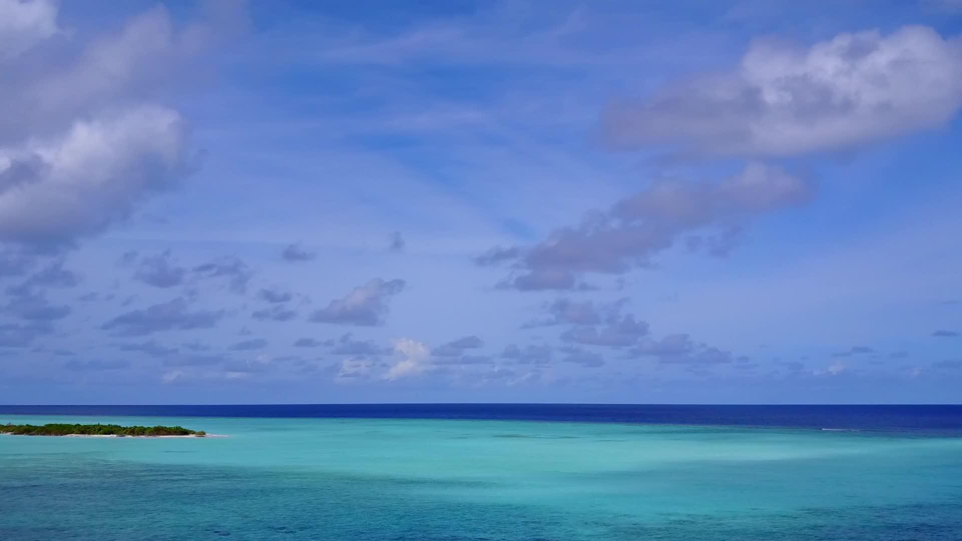海岸海滩生活方式的蓝色海洋和白色沙子的背景视频的预览图