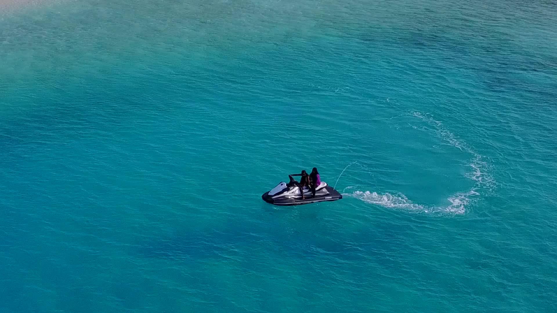 在蓝海和白沙的背景下天堂海滩生活方式的无人机性质视频的预览图