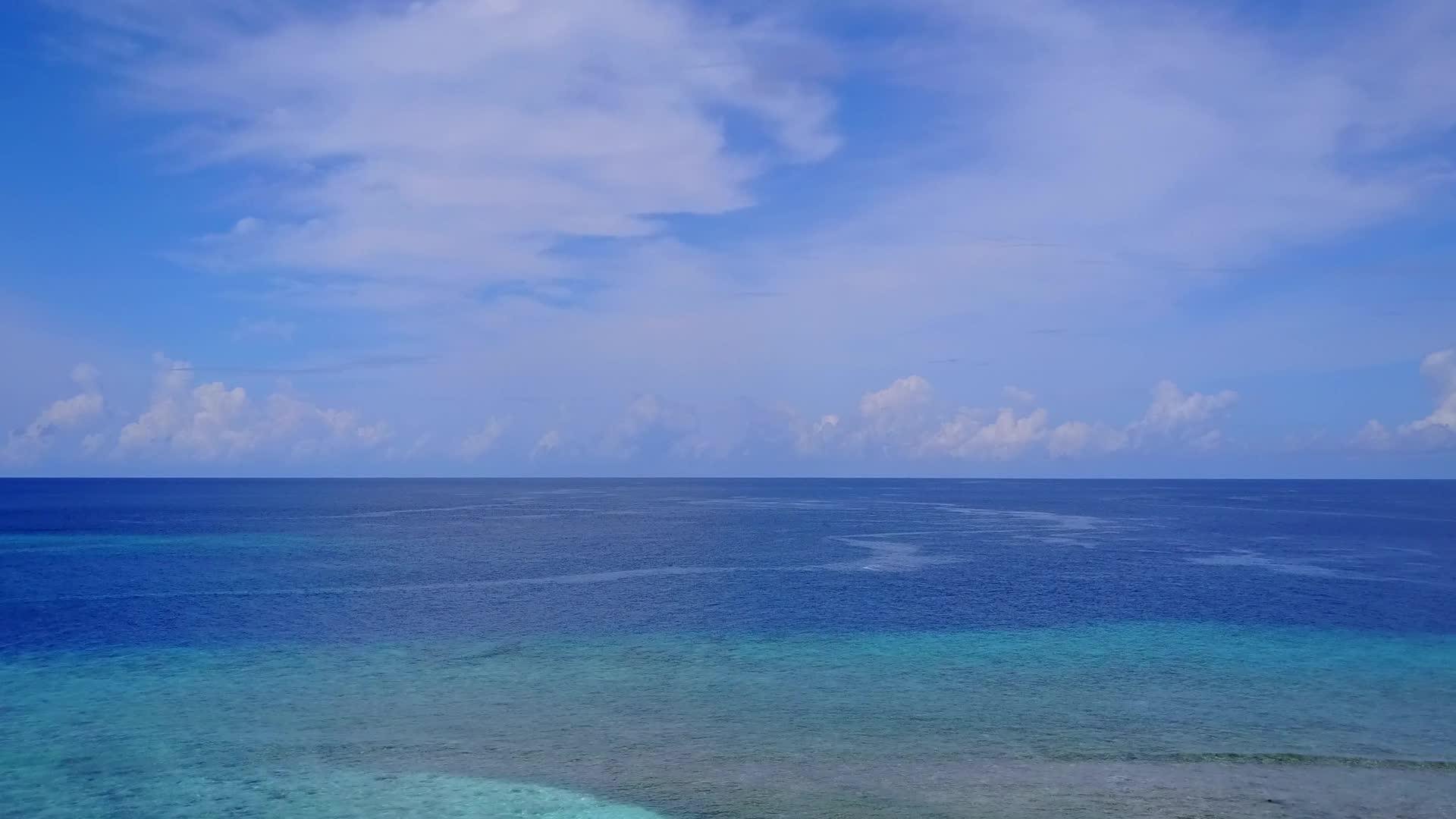 清澈的海洋和宁静的岛屿的白色海滩视频的预览图