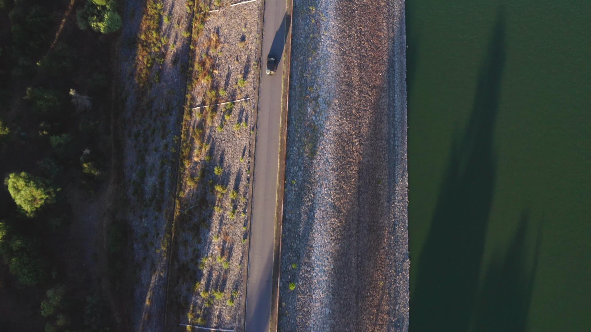 越过PortugalAlentejo离岸大坝湖水库视频的预览图