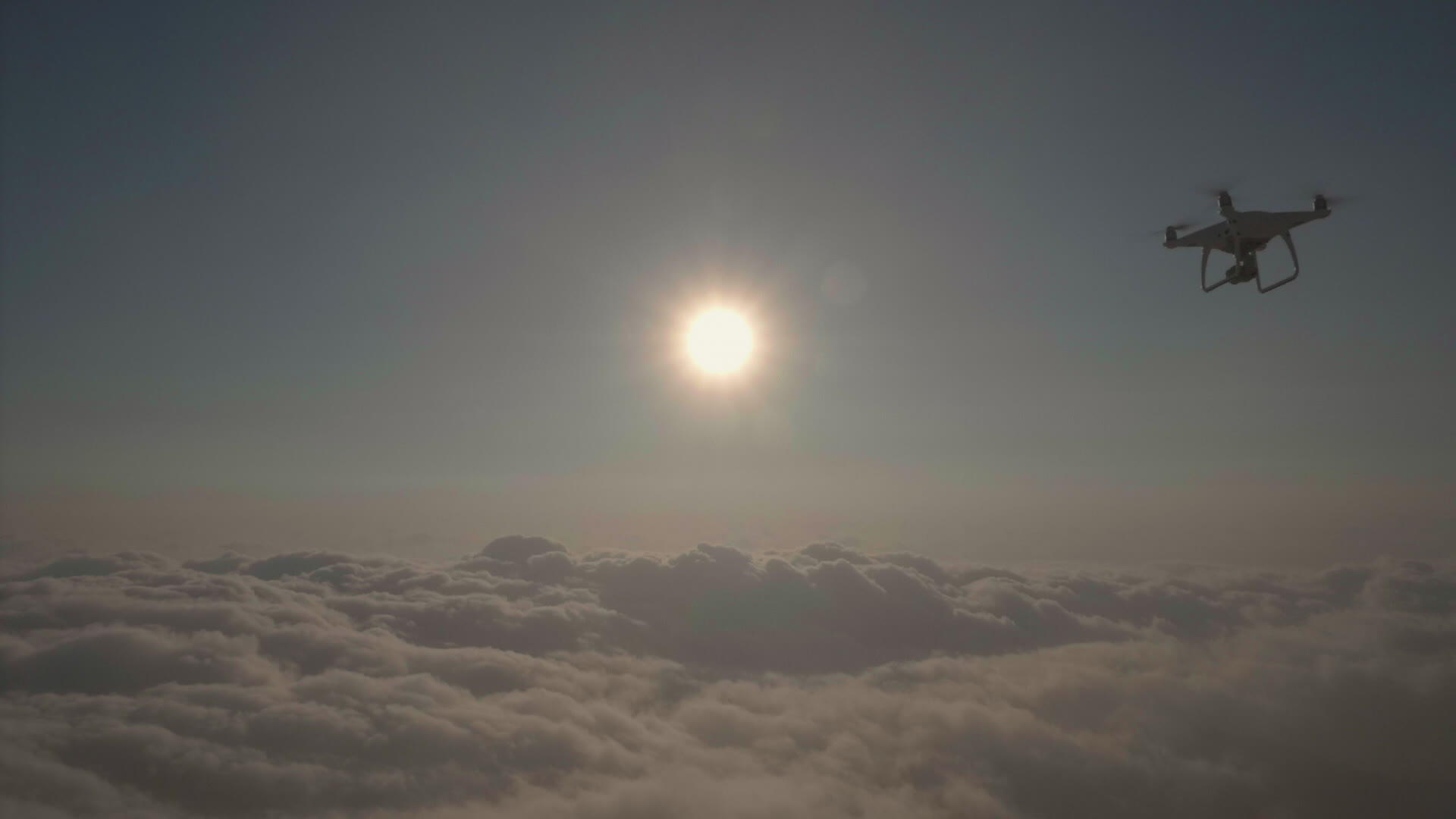 无人驾驶飞机飞到云层上空的太阳空中观察慢动作视频的预览图