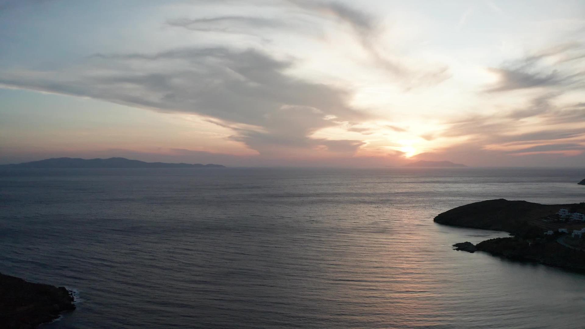 空中无人驾驶飞机在峡谷的海湾中观看美丽的日落视频的预览图