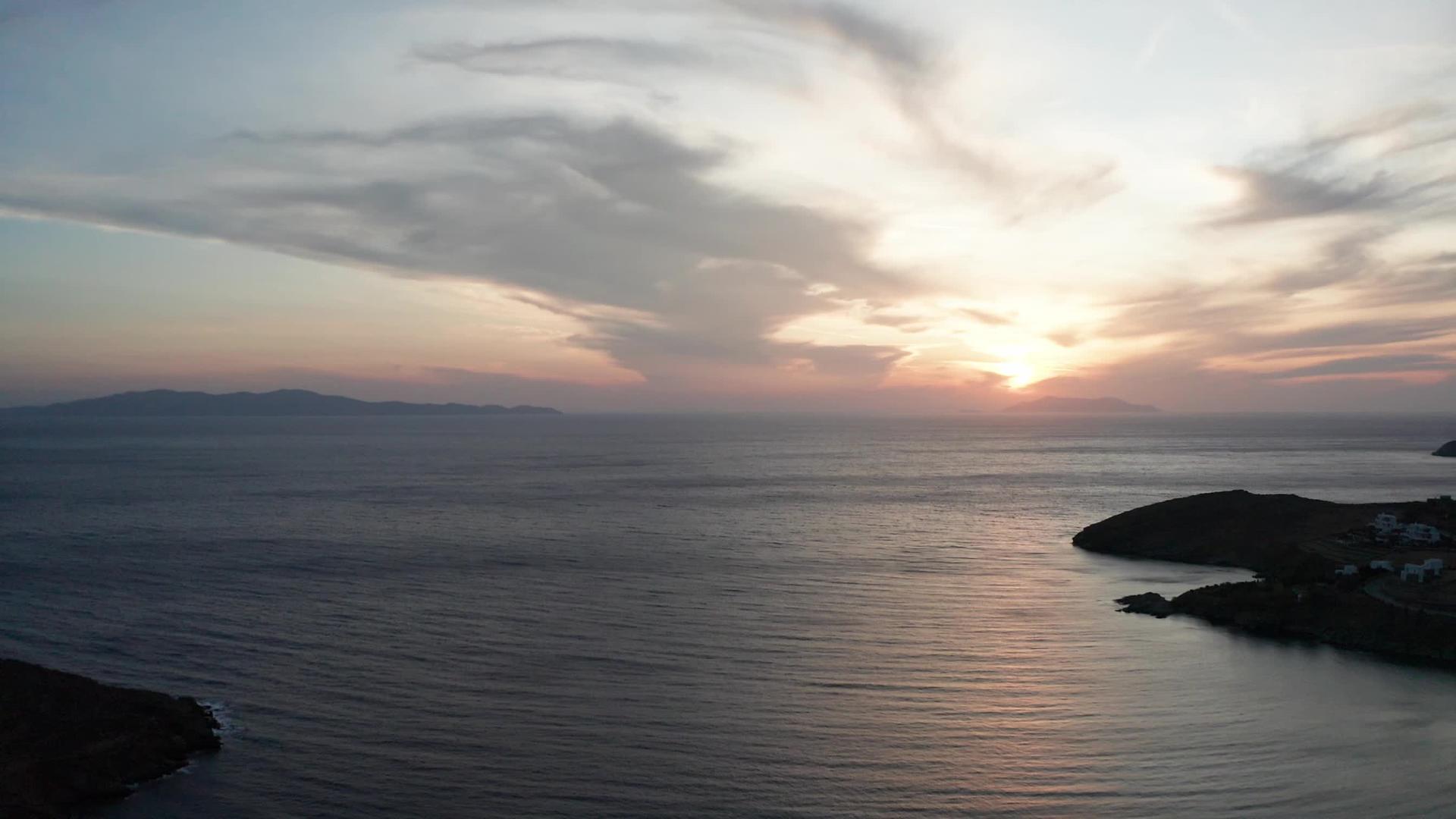 无人驾驶飞机在空中观看美丽的日落丽的日落视频的预览图