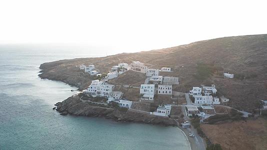无人驾驶飞机飞往希腊锡诺斯岛的小型住宅社区视频的预览图