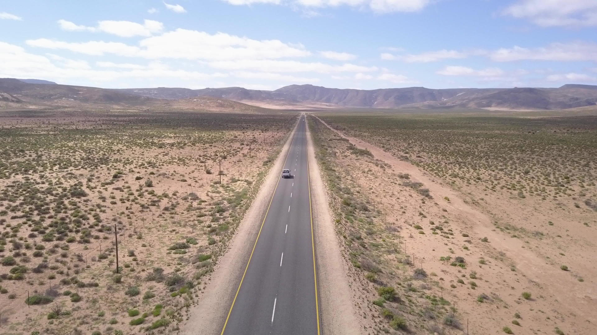 在沙漠地带的长途天空中视频的预览图