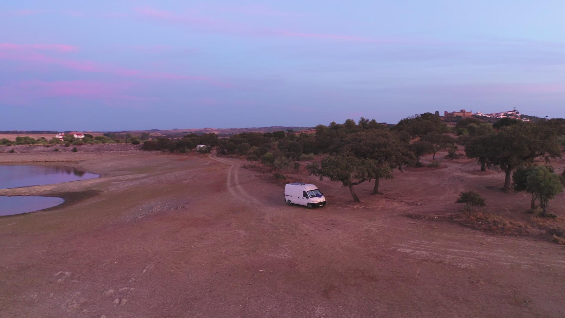 在阿伦特乔大坝湖地貌和橄榄树和软木树的阴影下Portugal视频的预览图