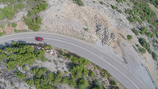 上面是一辆在山路上行驶的汽车视频的预览图