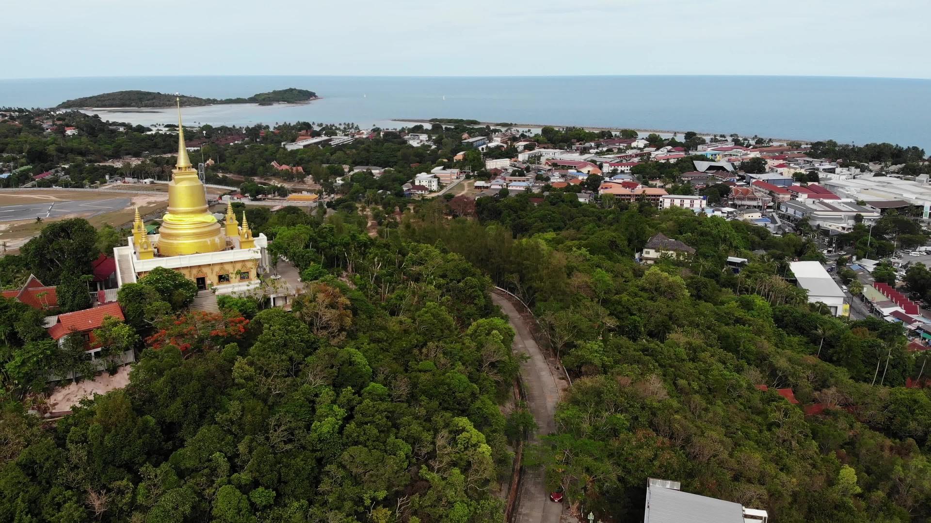 从无人机上方可以看到森林之间的经典佛教寺庙视频的预览图