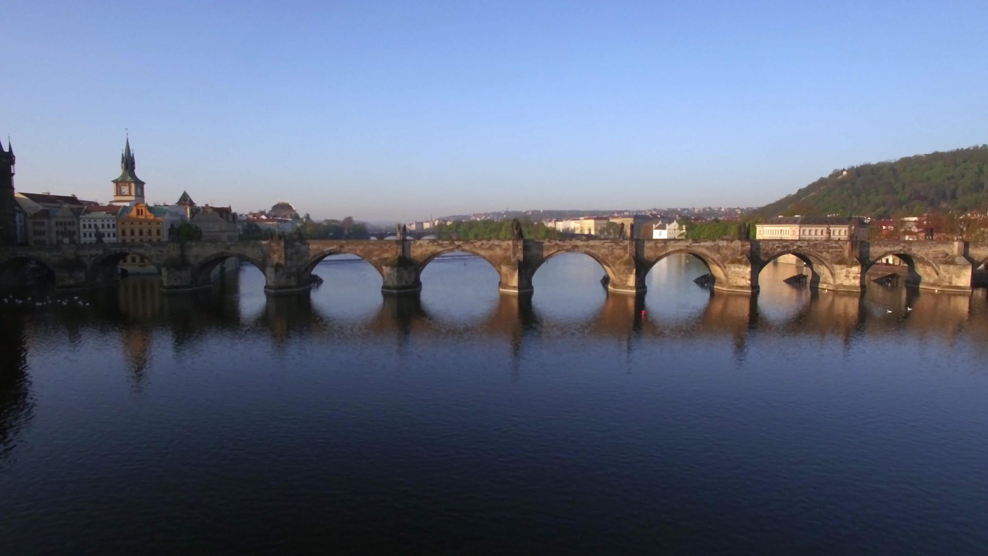 空中射击普拉格的伏尔塔瓦河Charles桥视频的预览图