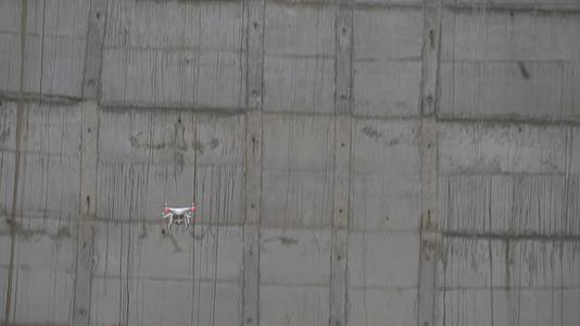 无人驾驶飞机对准混凝土墙视频的预览图