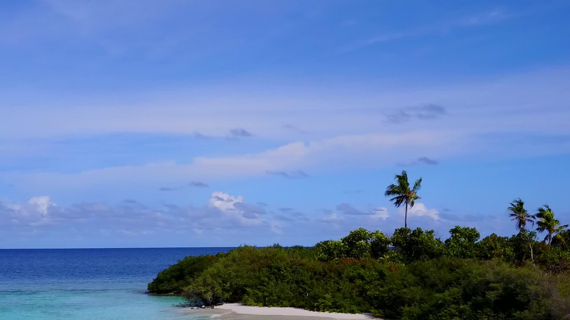 环礁湖海滩以蓝海和白沙为背景视频的预览图