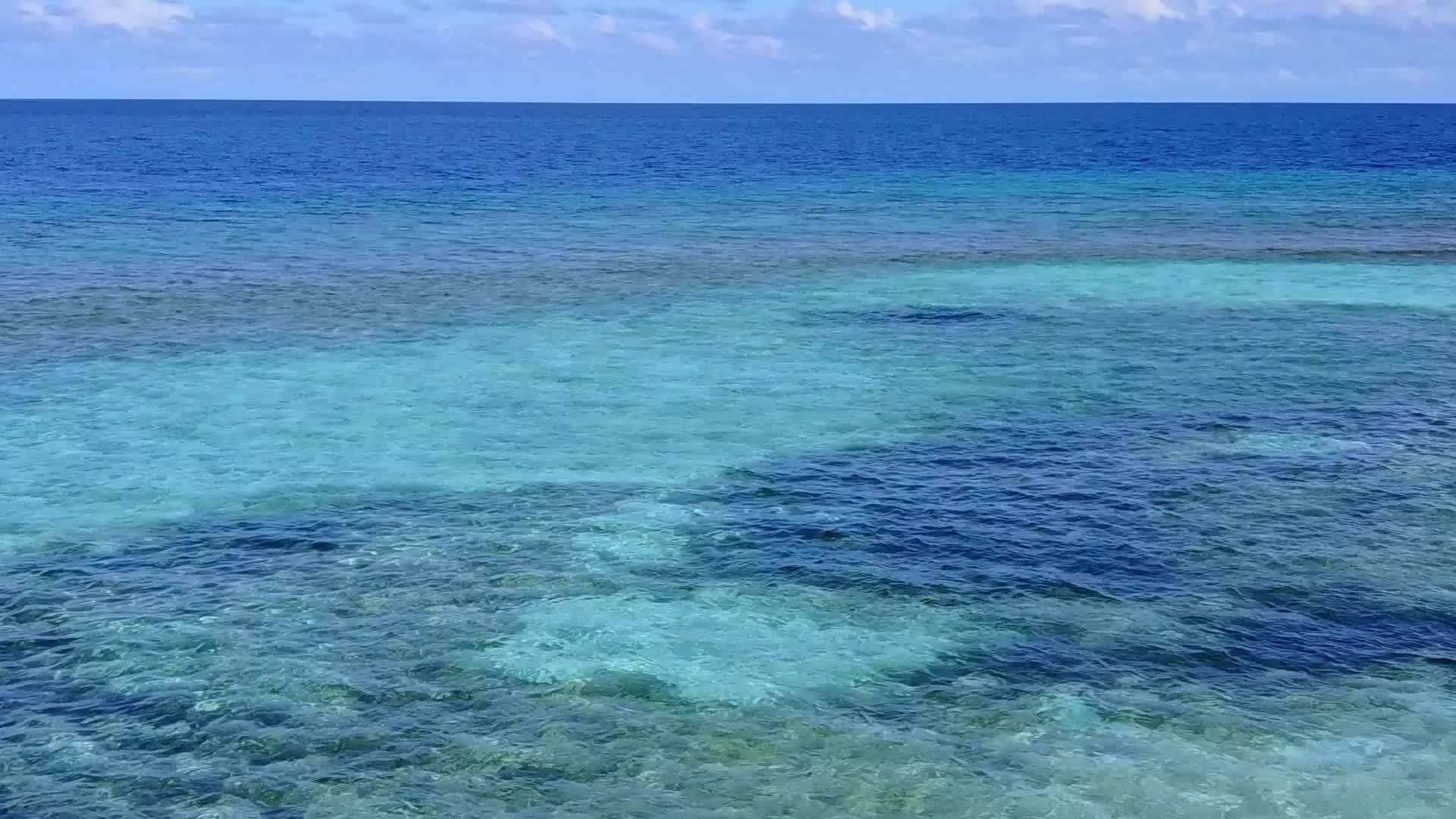 海滨海滩被水蓝色环礁湖和白色沙底平息视频的预览图