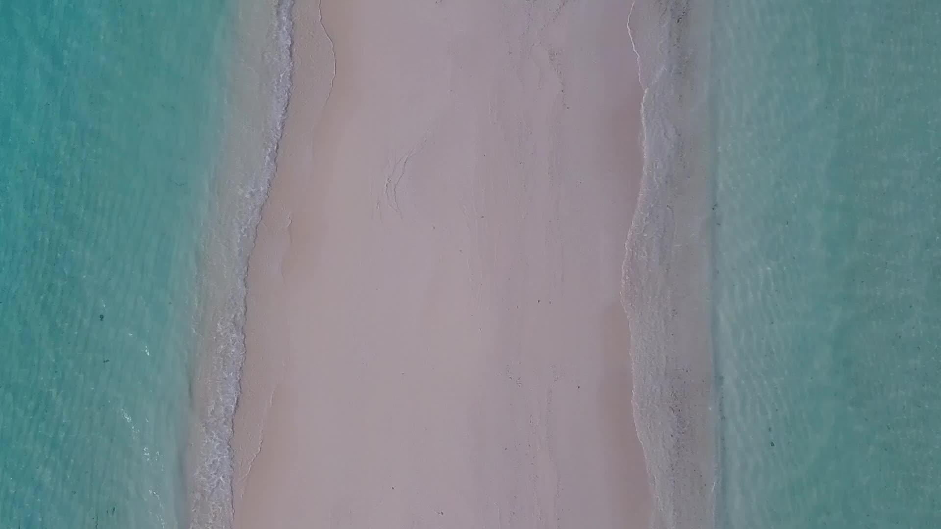 环礁湖和白色沙滩背景安静环礁湖海滩时间空中无人驾驶视频的预览图