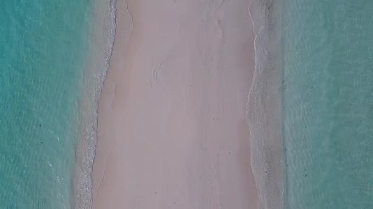 环礁湖和白色沙滩背景安静环礁湖海滩时间空中无人驾驶视频的预览图