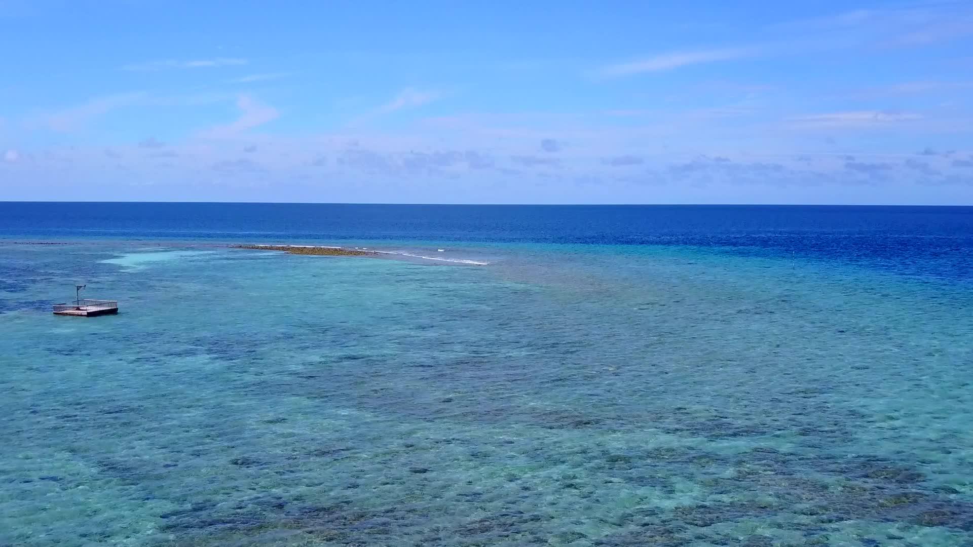 白沙背景绿松石海洋美丽海滩度假无人机空中旅游视频的预览图