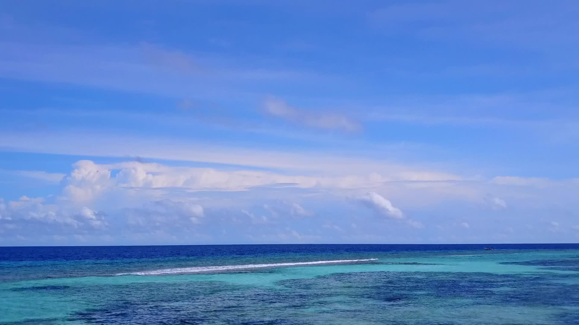 利用蓝海和白色海滩的背景参观海洋岛屿海滩探索空中观光视频的预览图