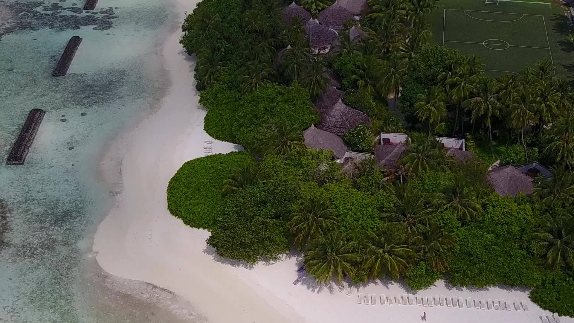 海滩由蓝环礁和白沙组成视频的预览图