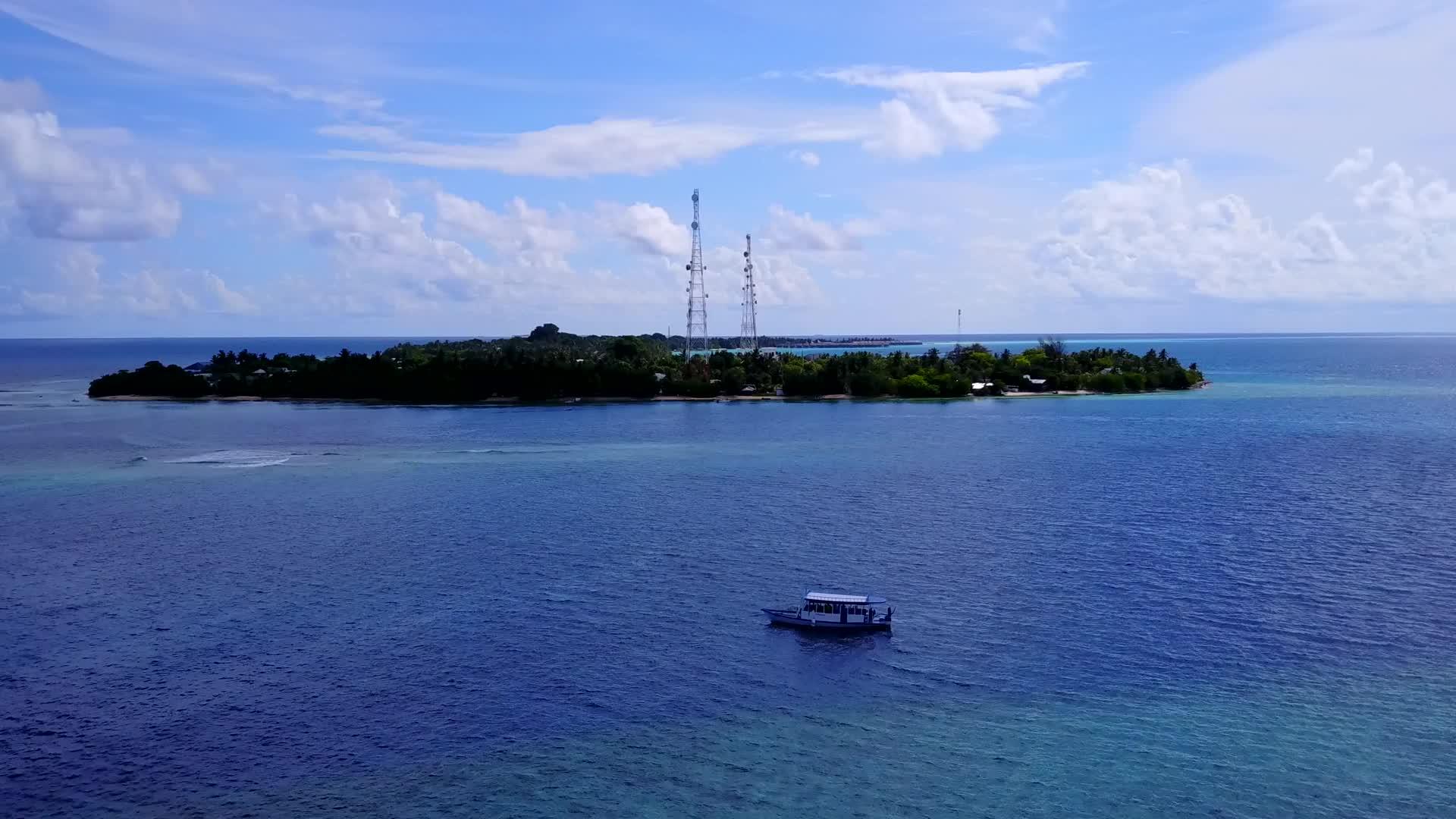 蓝色海洋和白色沙滩背景的天堂海滩之旅抽象无人驾驶无人驾驶视频的预览图