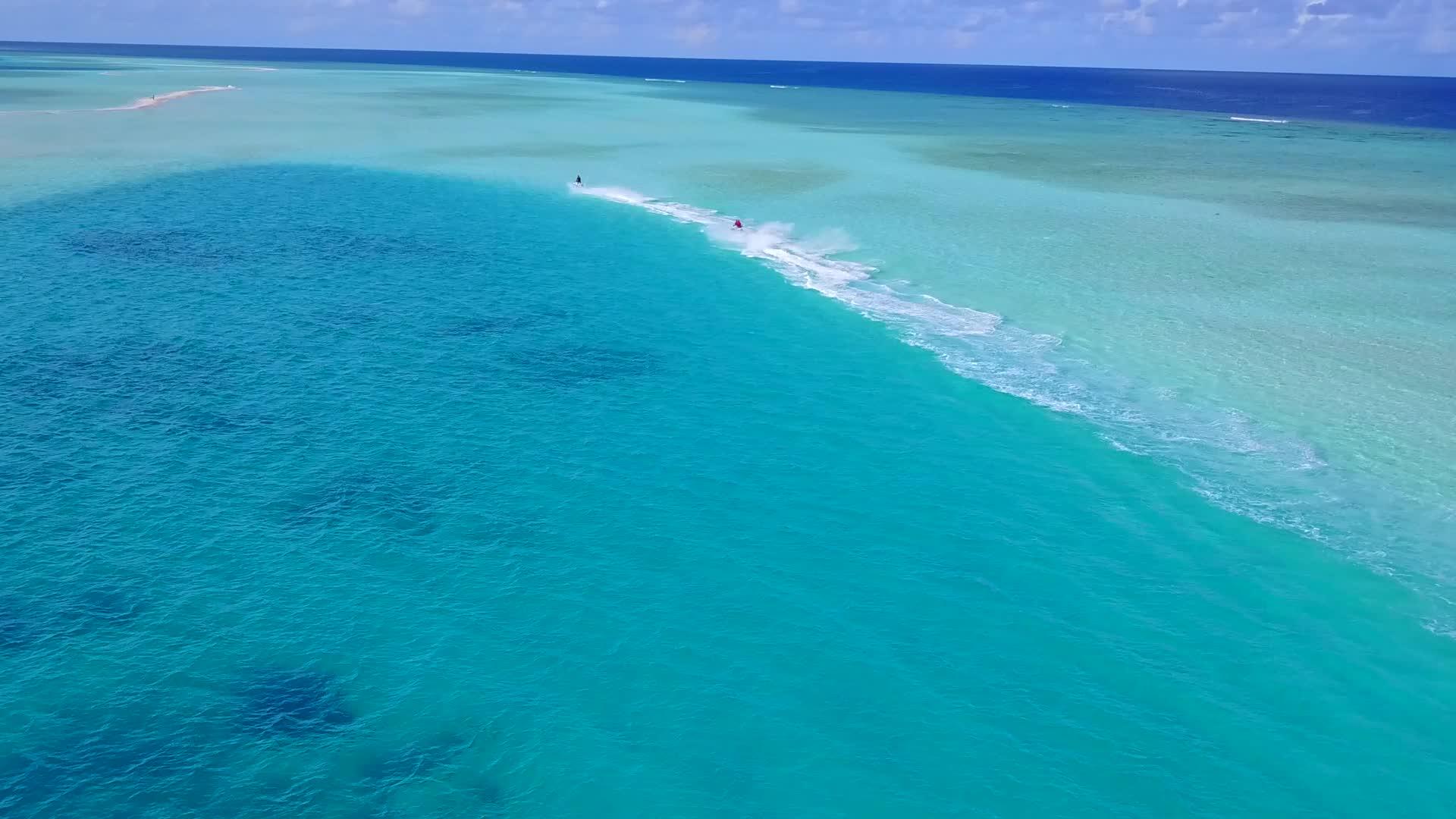 豪华海岸海滩在透明水和白沙背景下的空气性质视频的预览图