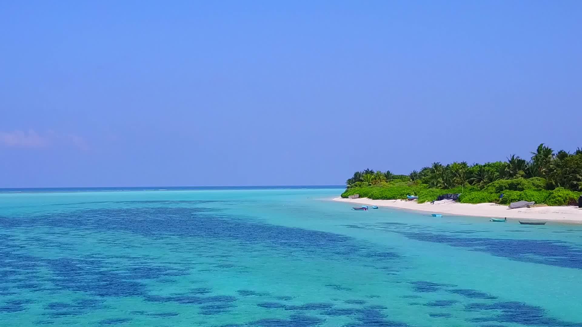 白沙背景透明海洋海景海滩旅游无人机景观视频的预览图