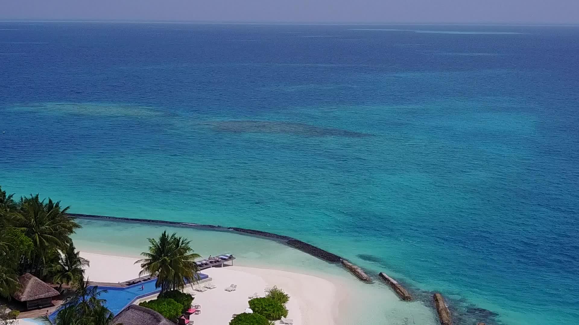 白沙背景蓝海外国海滩旅游空中景观视频的预览图