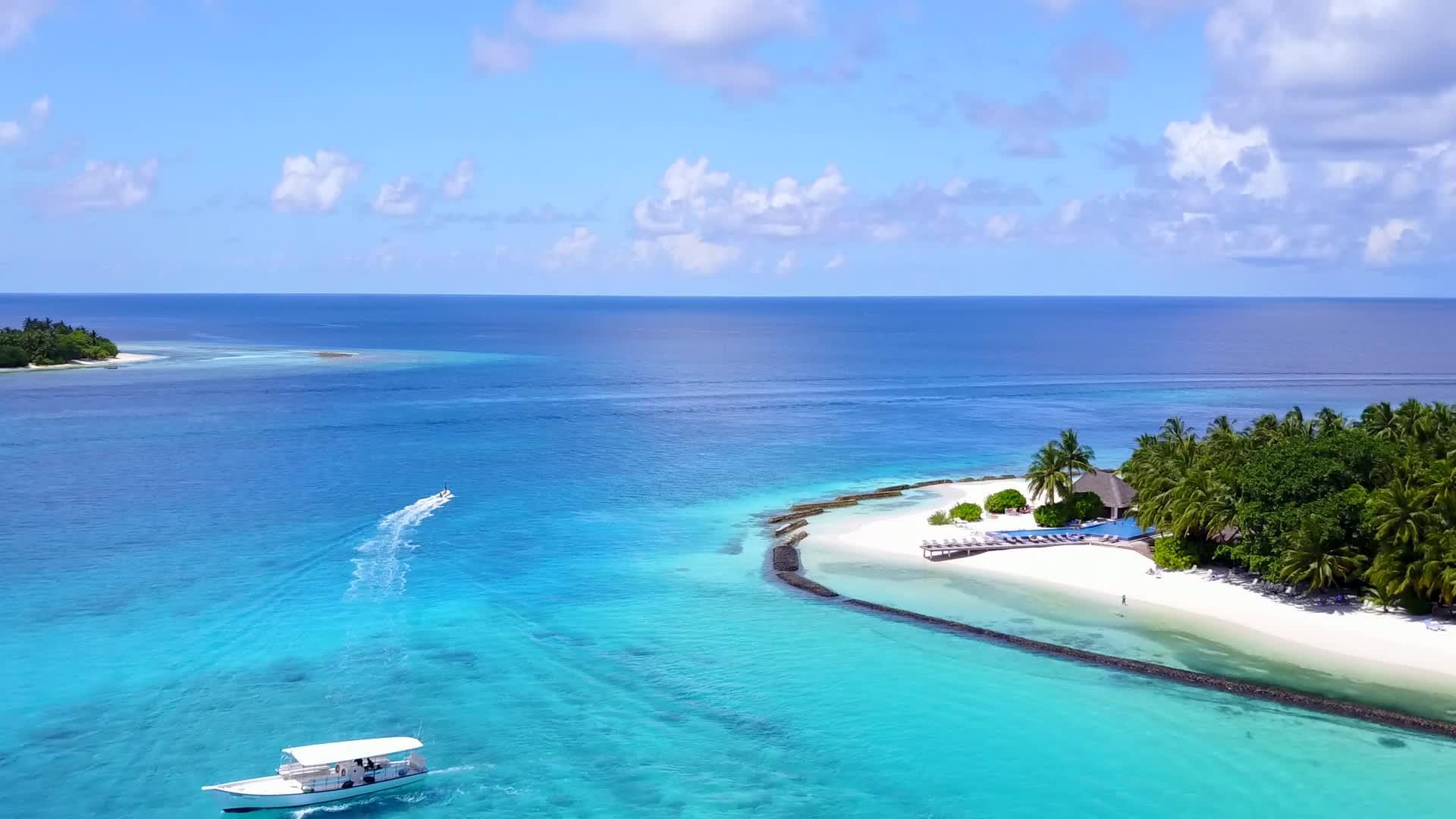 海平面断裂以蓝色水和浅沙为背景是海岸海滩的完美景象视频的预览图