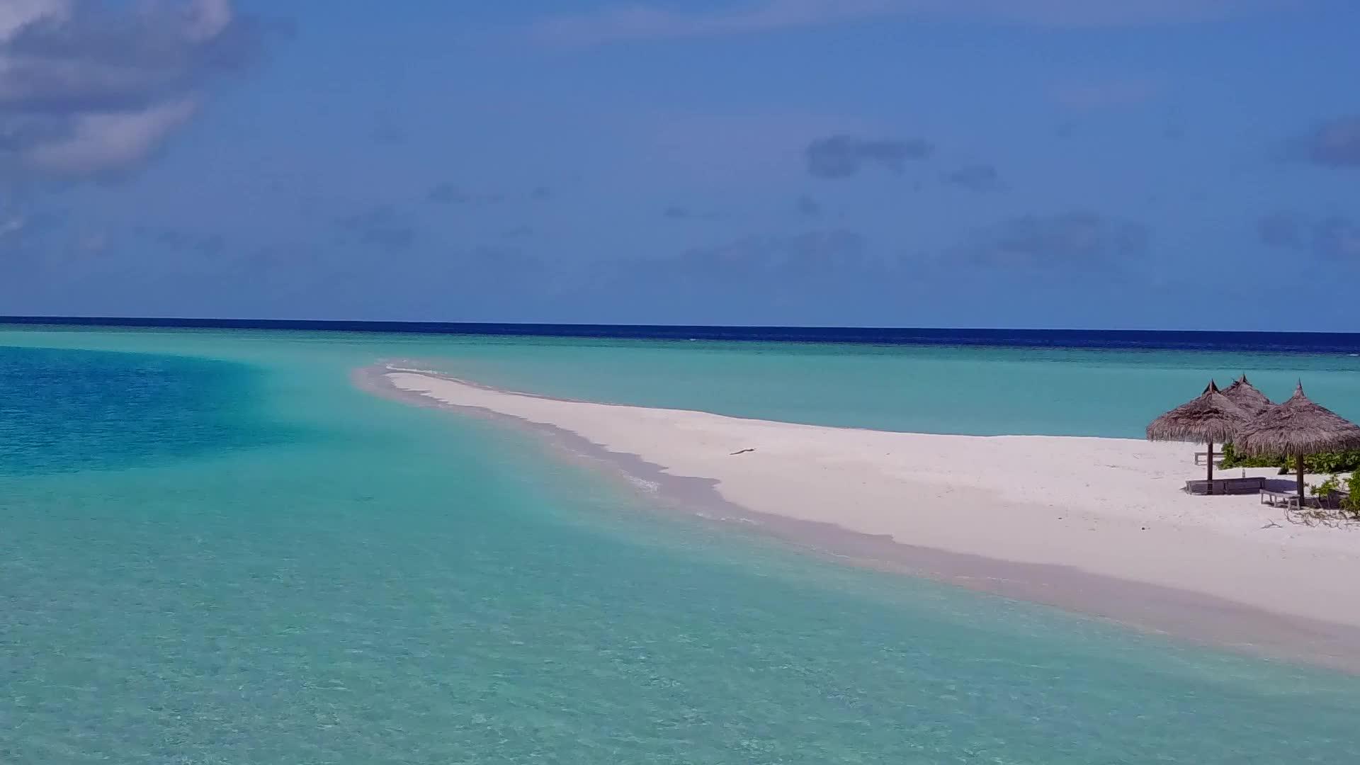 蓝色泻湖和明沙背景下田园诗般的岛屿海滩度假空中旅行视频的预览图