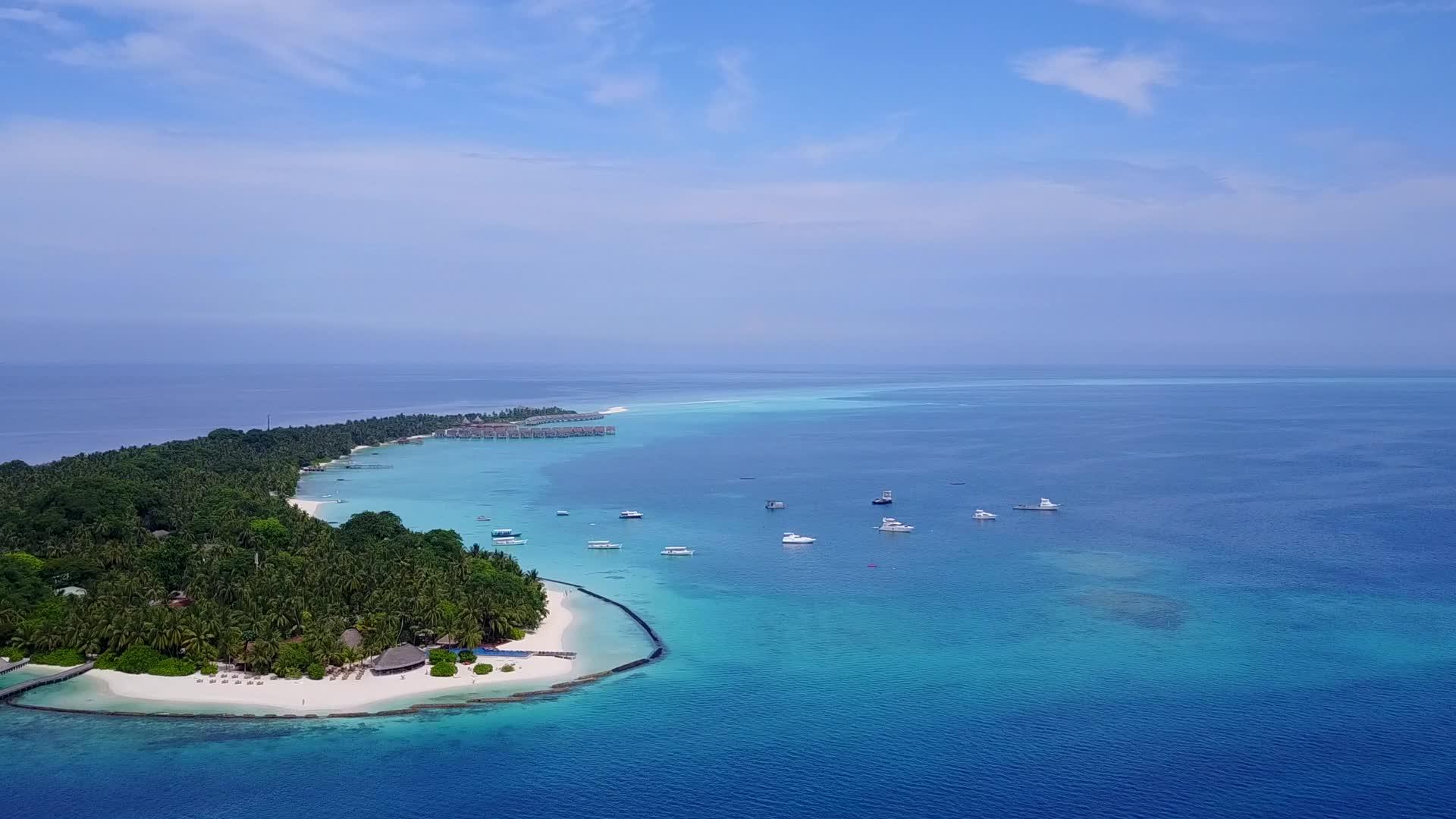 蓝海和白色海滩背景的海景视频的预览图