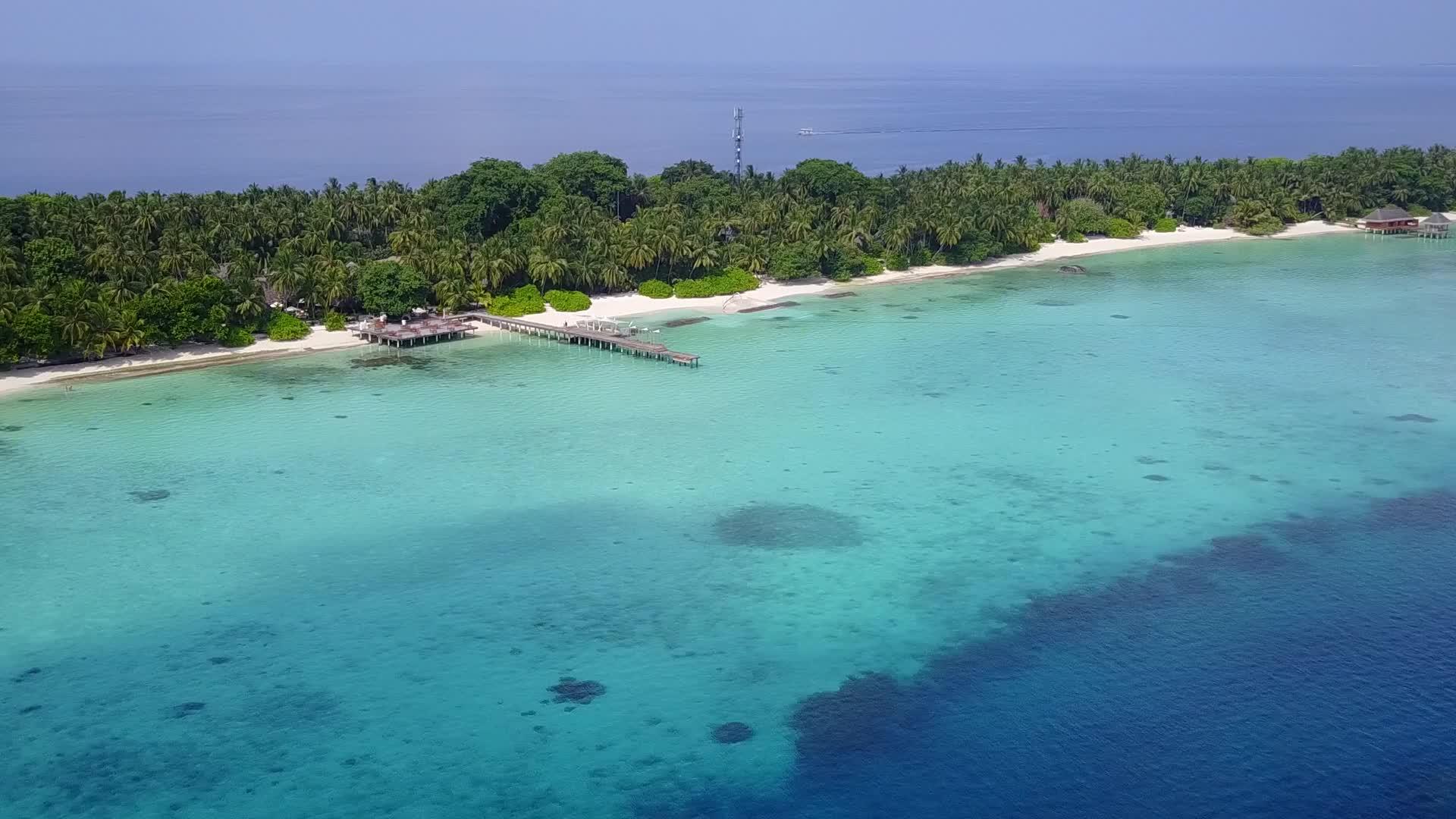 白沙背景蓝绿色海洋宁静海滩时间空中无人机景观视频的预览图