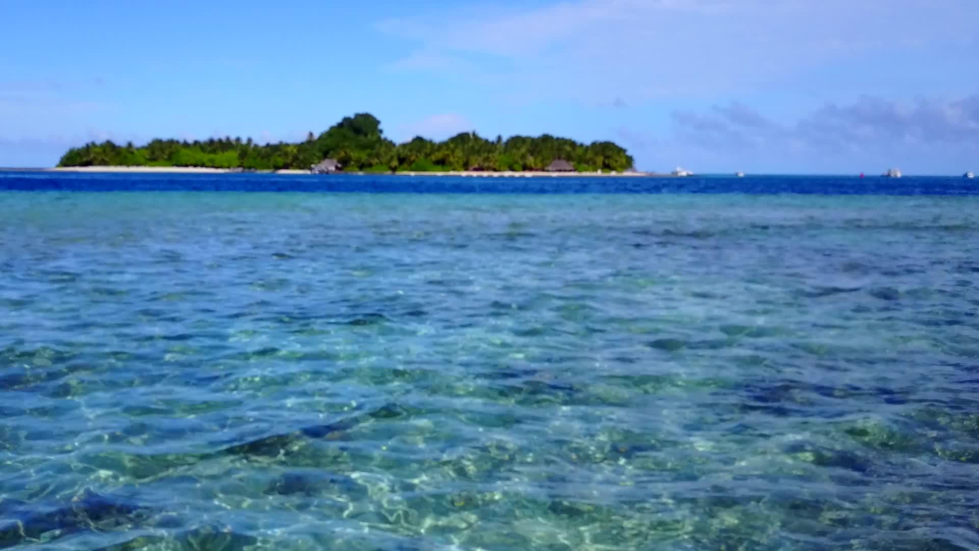 热带海岸海滩航驶飞机在热带海岸海滩航行抽象视频的预览图