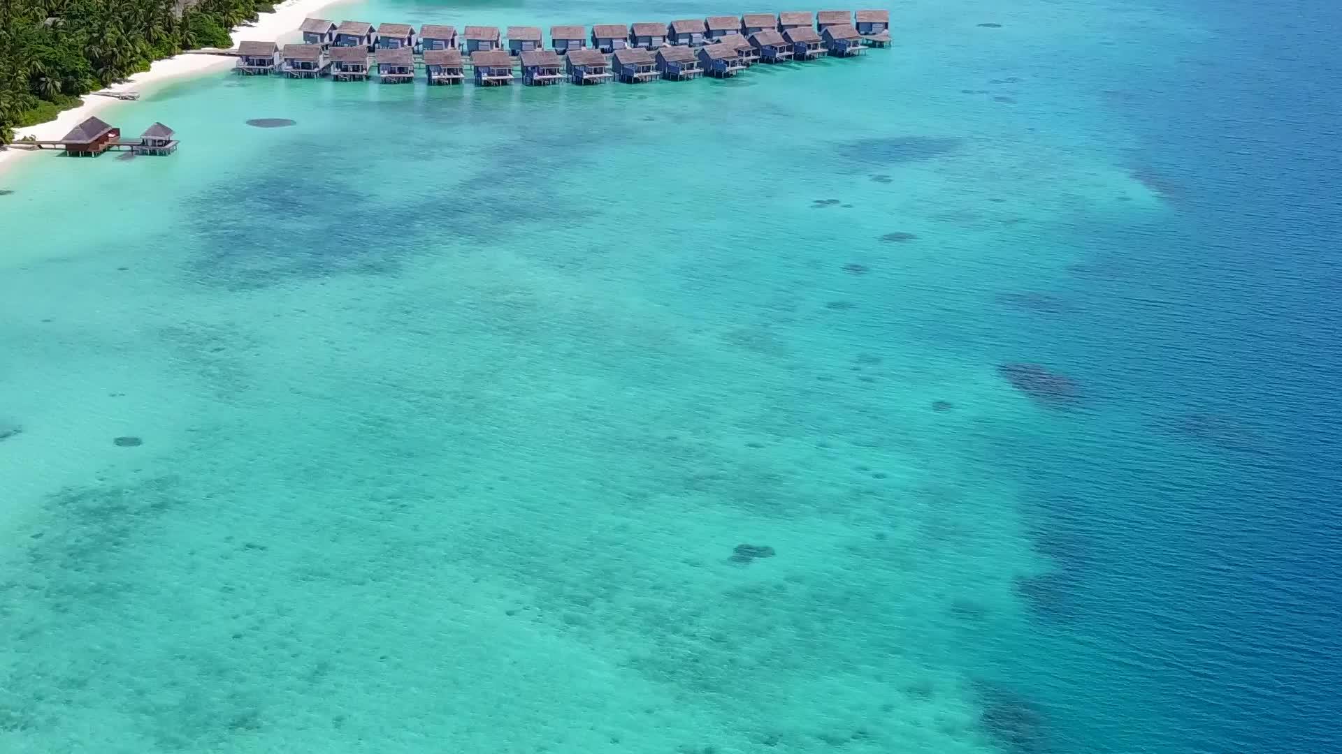 清水白沙背景下的豪华旅游海滩生活方式无人机空中天空视频的预览图