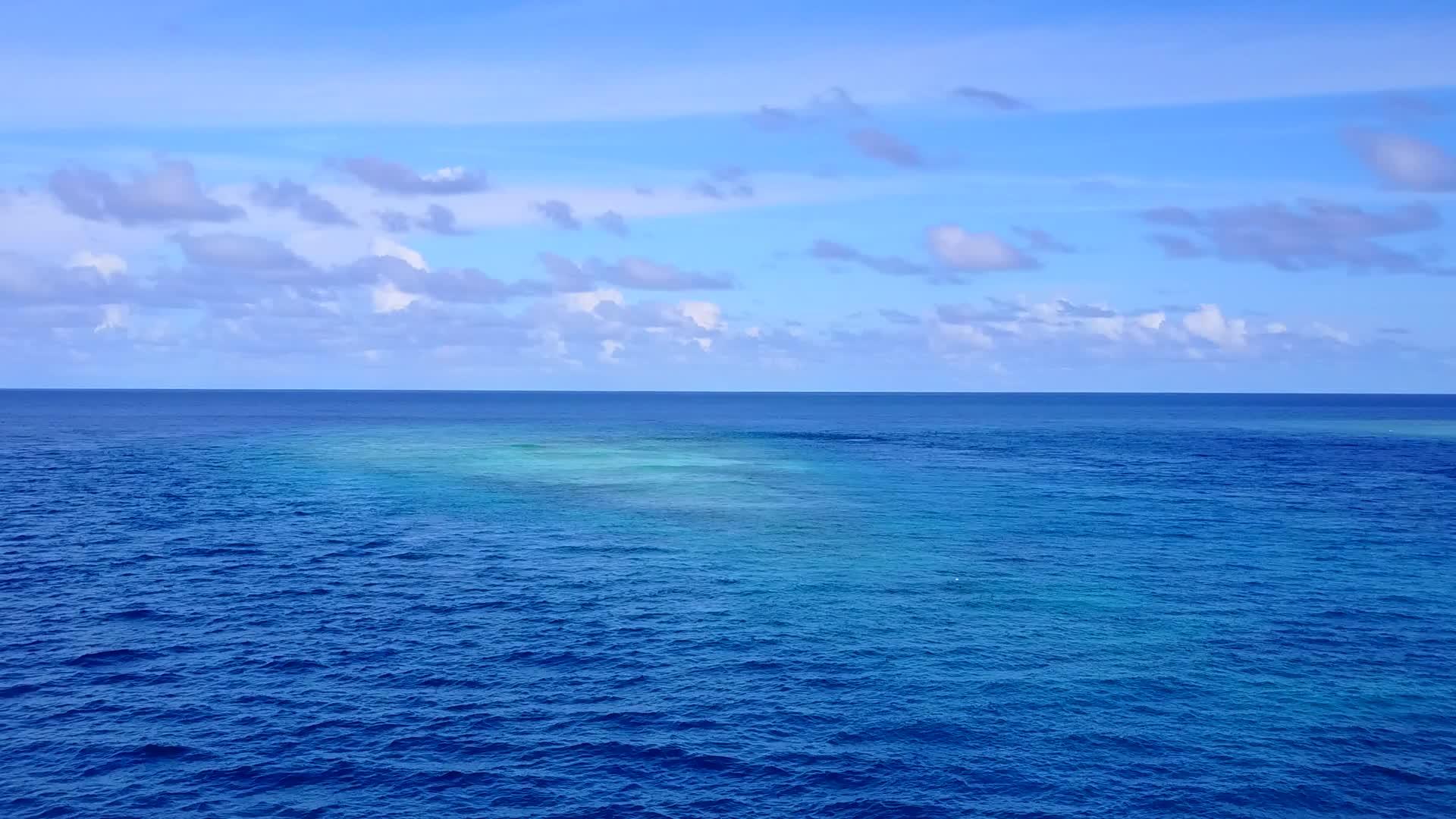 白沙背景绿松石海天堂海滩航行无人机景观旅游视频的预览图